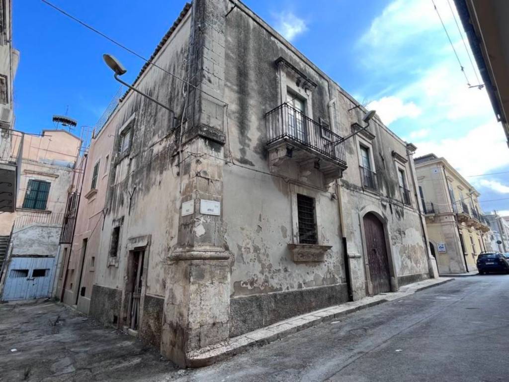 Casa indipendente a Rosolini in Piazza Garibaldi s.n.c - Foto 2
