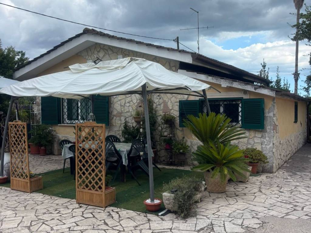 Villa a Aprilia in Via Gavi - Foto 2