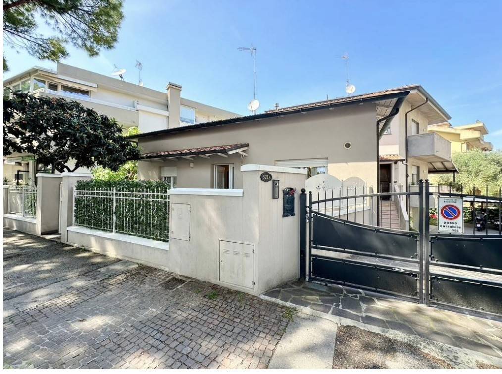 Villa a Riccione in Corso Fratelli Cervi, 321 - Foto 2