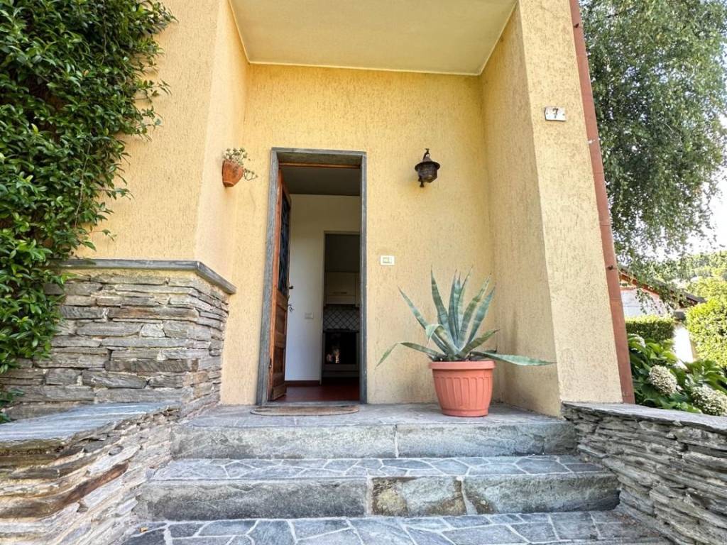 Appartamento a Gavirate in Via Damiano Chiesa, 7 - Foto 3