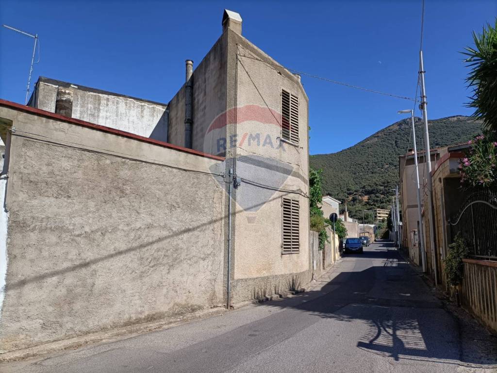 Casa indipendente a Gonnosfanadiga in Via Sant'Elia - Foto 3