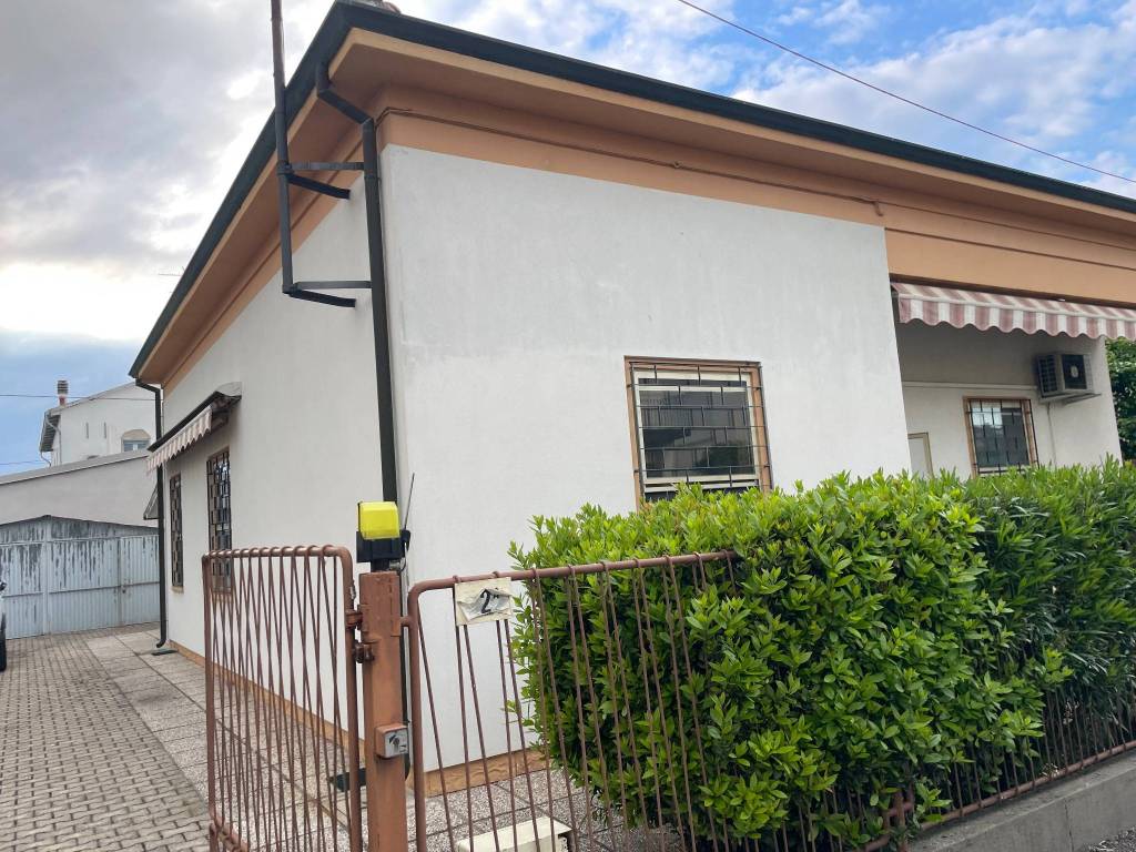 Villa a Bagnacavallo in Via Antonio Guerrini, 2 - Foto 2