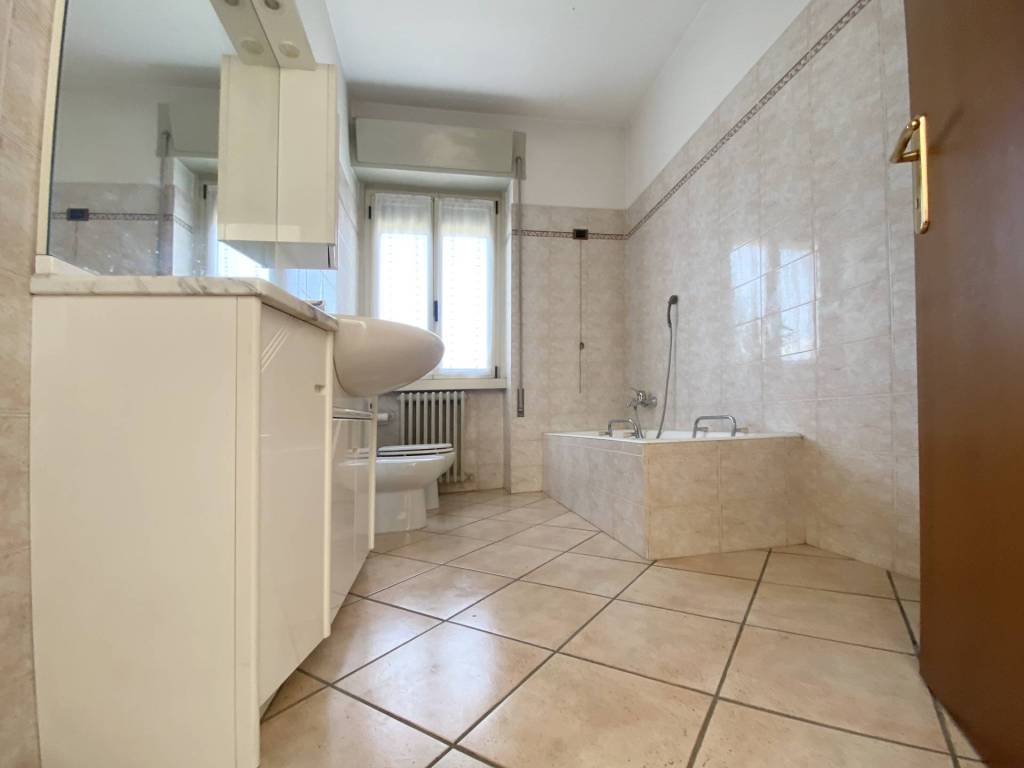 Appartamento a Gavirate in Via Cornelio Rovera, 38 - Foto 4