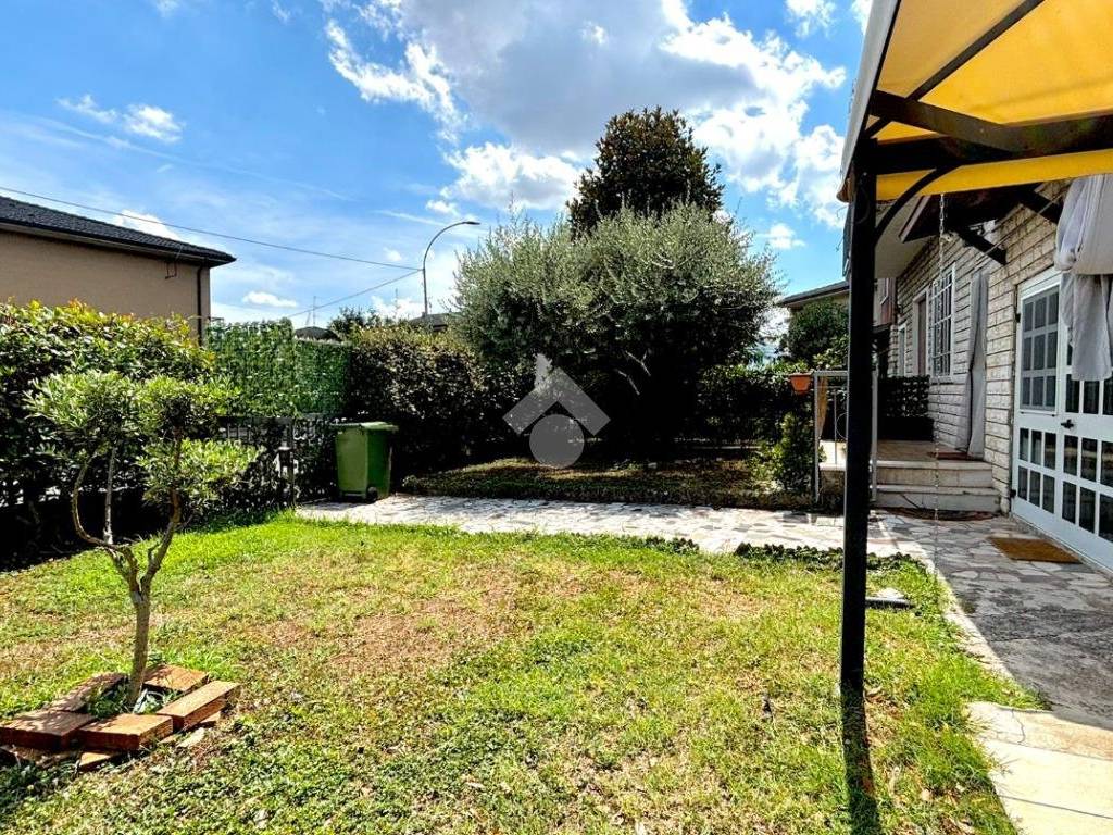 Villa a Rezzato in Via Curiel, 49 - Foto 2