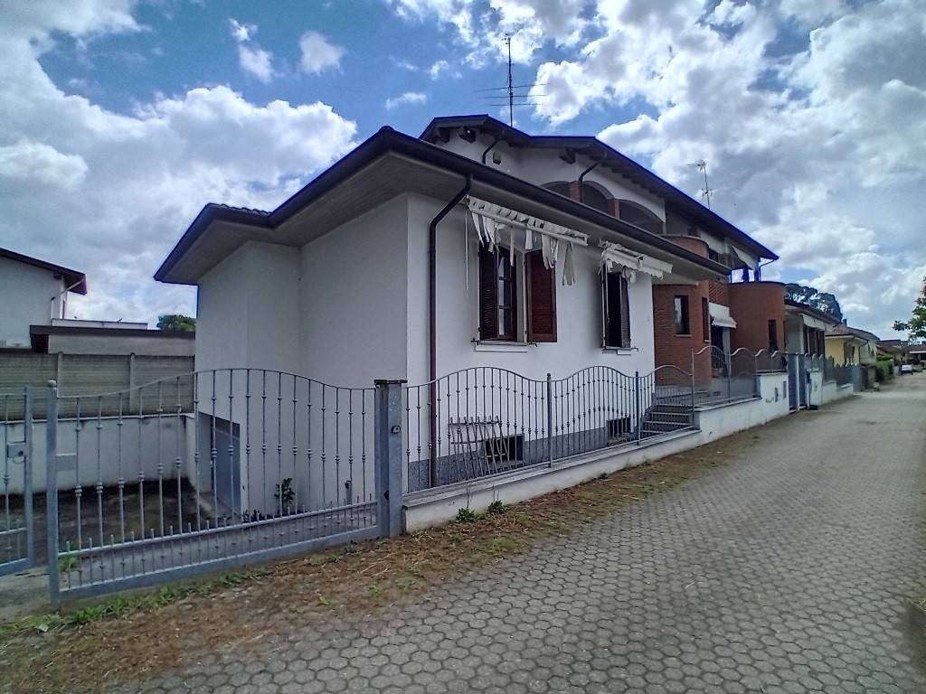 Villa a Cassolnovo in Via 4 Novembre - Foto 2