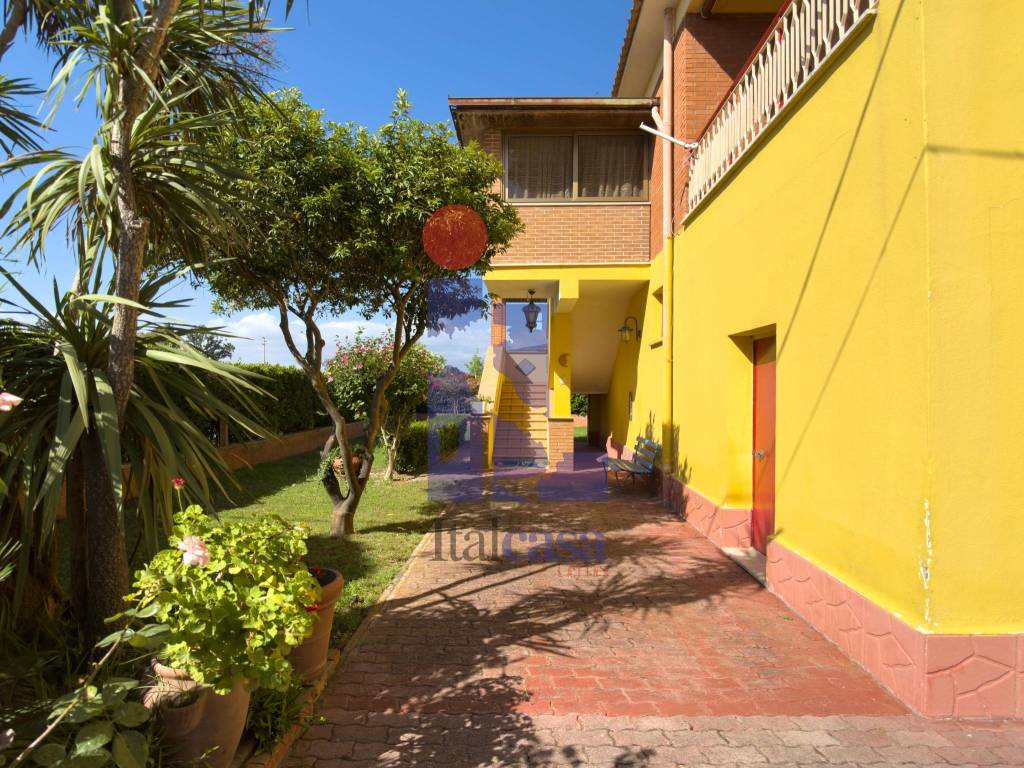 Villa a Latina in Strada Litoranea, 9991 - Foto 2