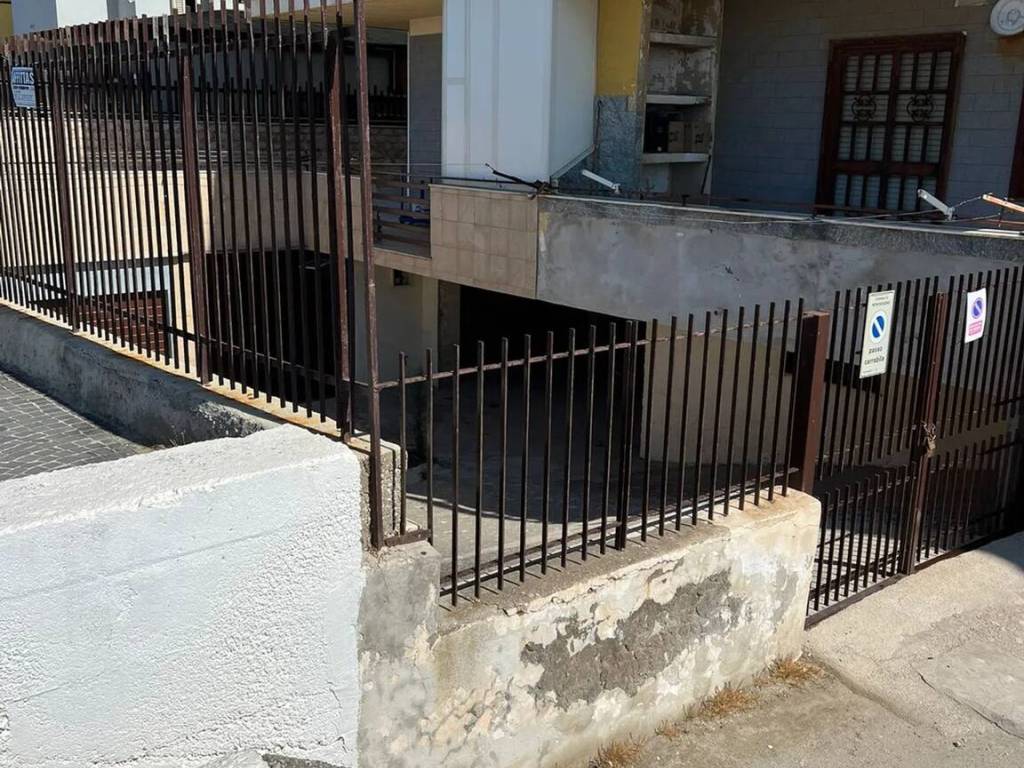 Box / garage a Mondragone in Via Giovanni Verga, 16 - Foto 3