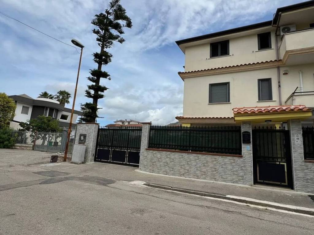 Villa a Mondragone in Via Degli Abeti S.N.C. - Foto 2