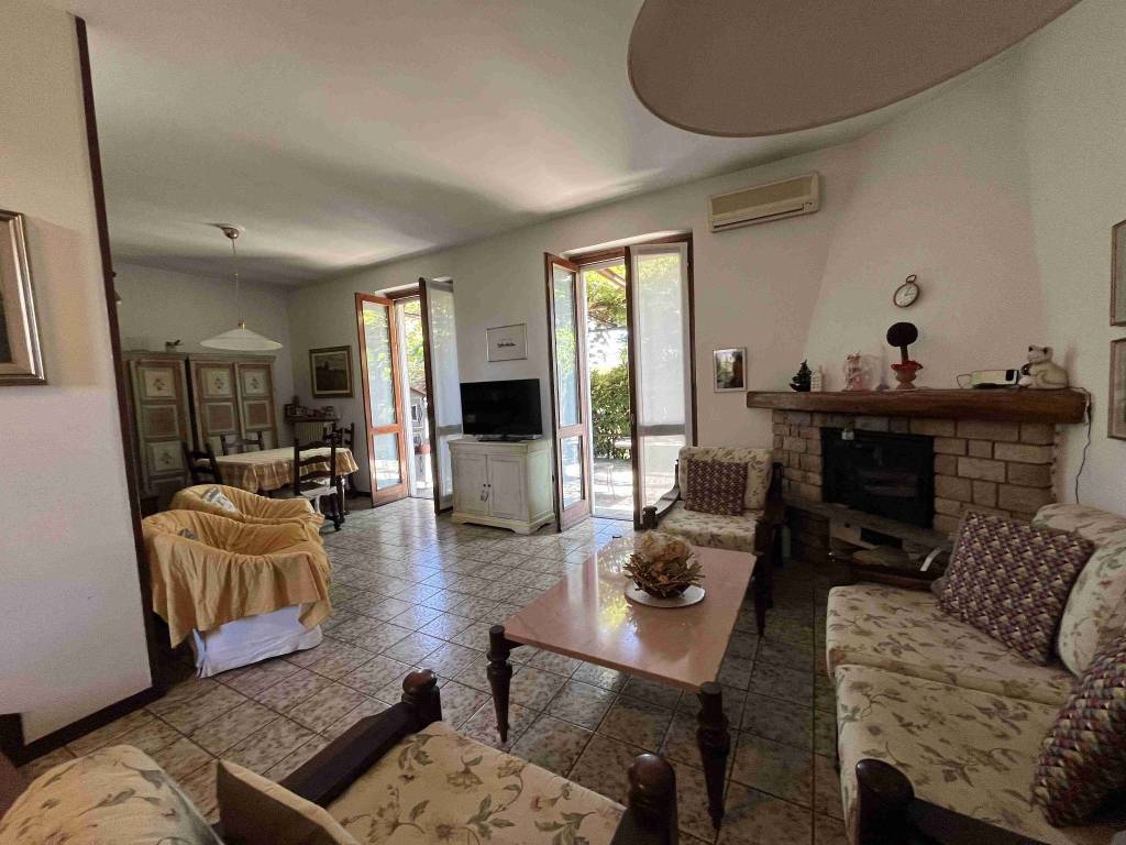Villa a Angera in Via Francesco Cilea - Foto 2