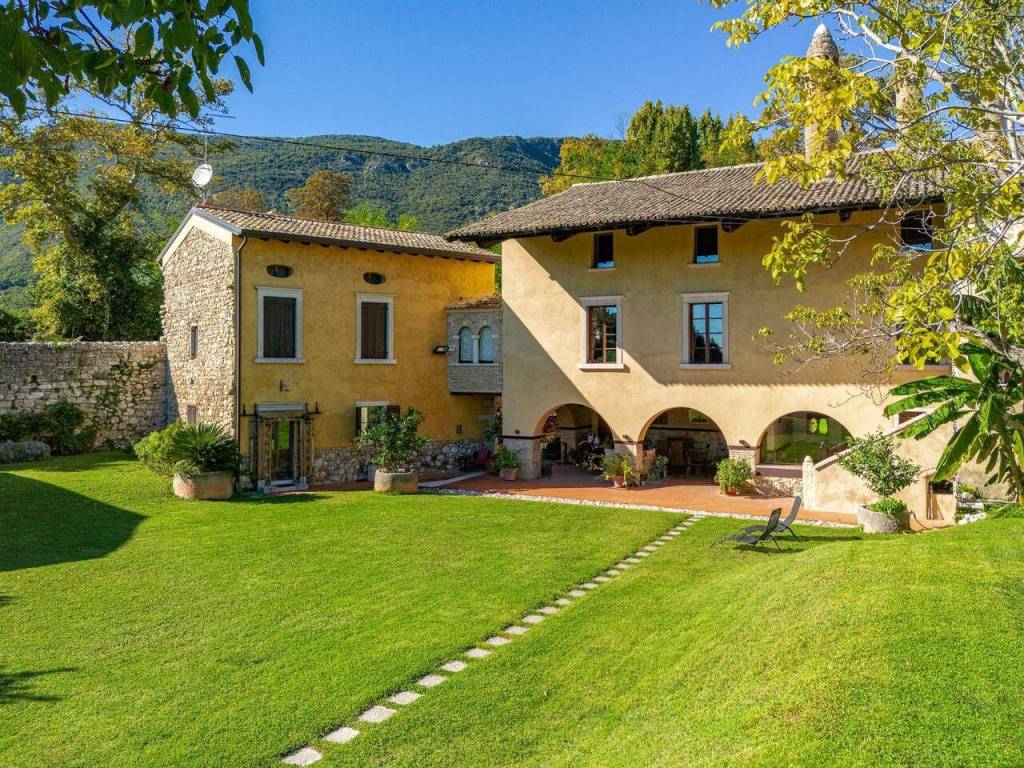Villa a Caprino veronese in Piazza Roma, 6 - Foto 2