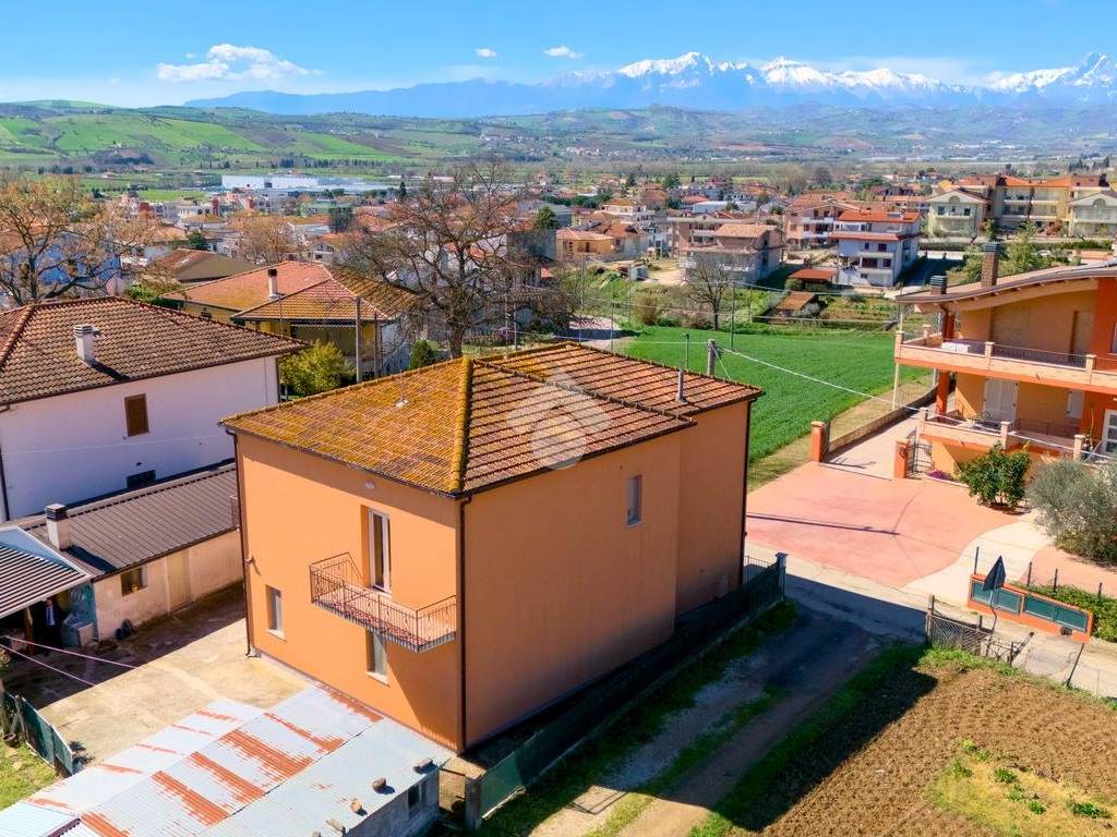 Casa indipendente a Roseto degli abruzzi in Contrada Santa Lucia, 16 - Foto 3