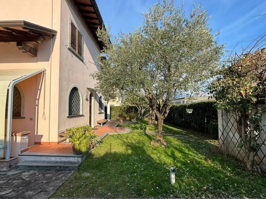 Villa a Pietrasanta in Via Ficalucci - Foto 2