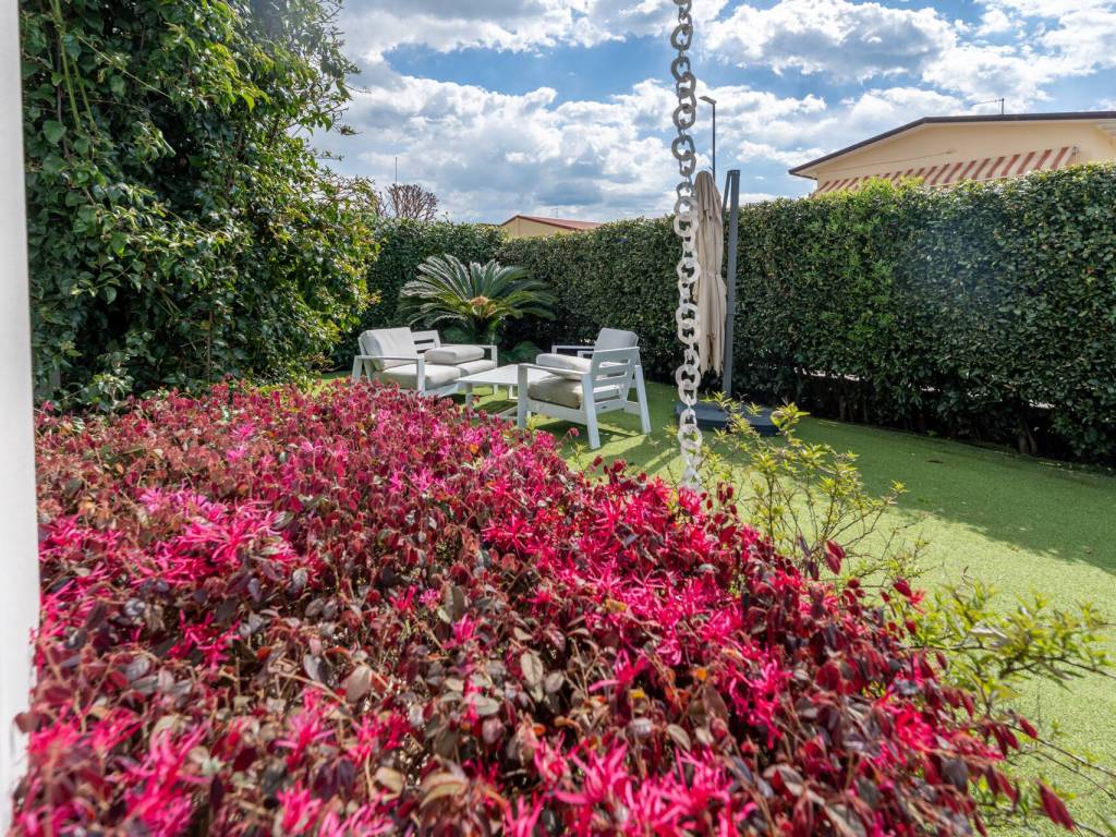 Villa a Forte dei marmi in Via Martiri della Sassaia, 2 - Foto 4