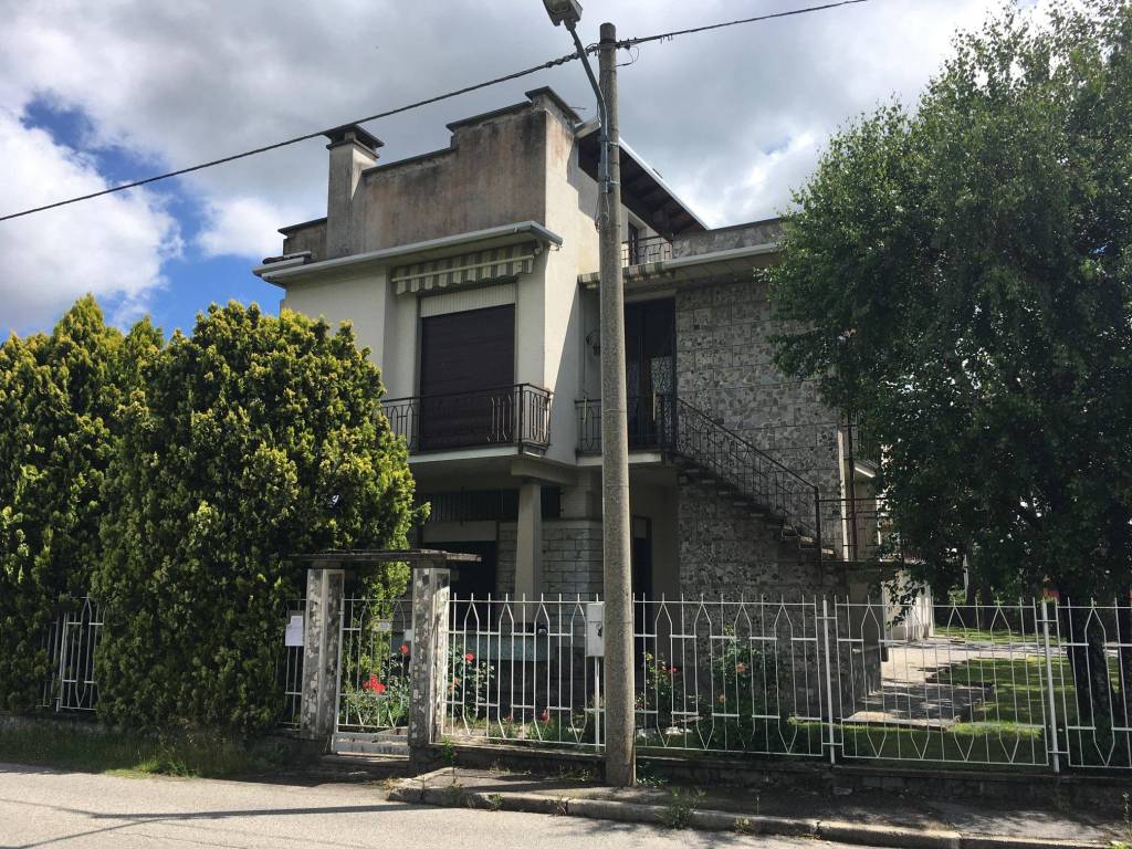 Villa a Lonate pozzolo in Viale Ticino, 37 - Foto 3