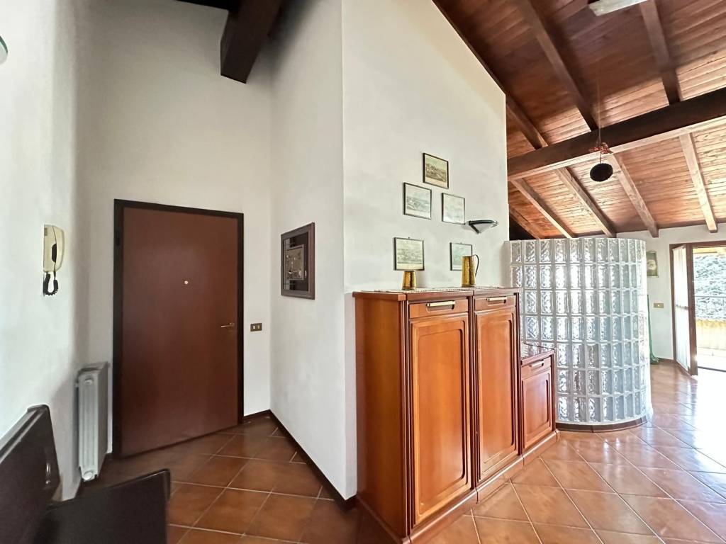 Appartamento a Gavirate in Via Alfio Paolo Graziani, 8 - Foto 2