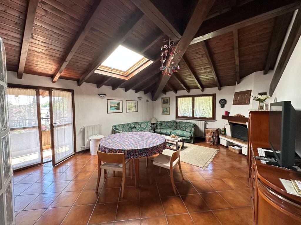 Appartamento a Gavirate in Via Alfio Paolo Graziani, 8 - Foto 4