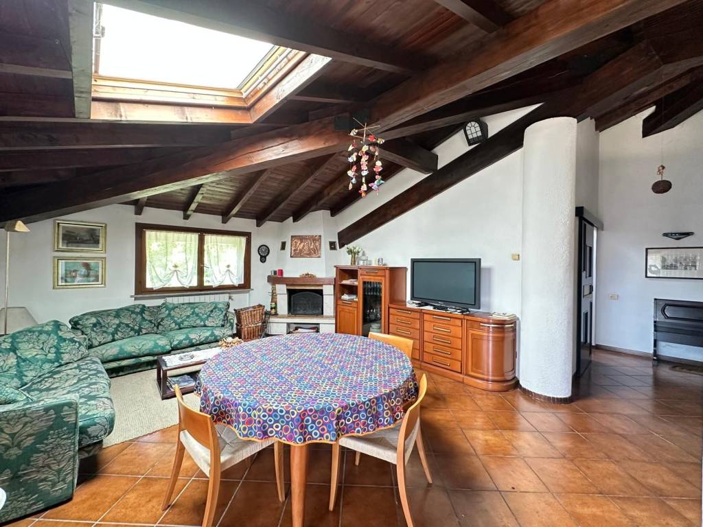 Appartamento a Gavirate in Via Alfio Paolo Graziani, 8 - Foto 5