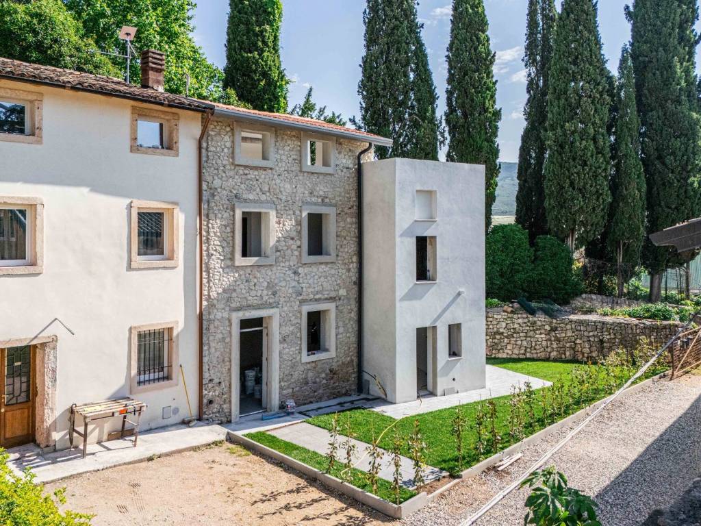 Rustico / casale a Verona in Via Castelberto, 16 - Foto 2