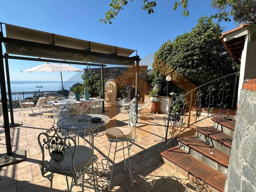 Villa a Albissola marina in Via Poggio dell'Orizzonte, 65 - Foto 3