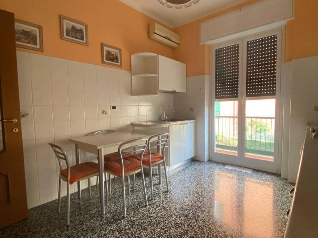 Appartamento a Genova in Via Monte Sei Busi, 6 - Foto 2