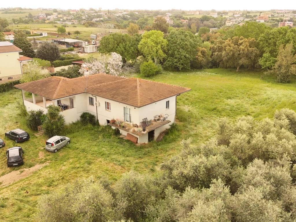 Villa a Aprilia in Via Torre Bruna - Foto 4