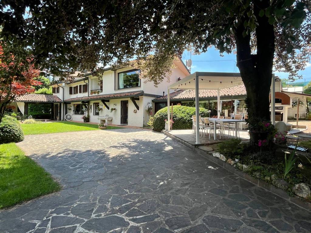 Villa a Imbersago in Via Alessandro Manzoni, 10 - Foto 2