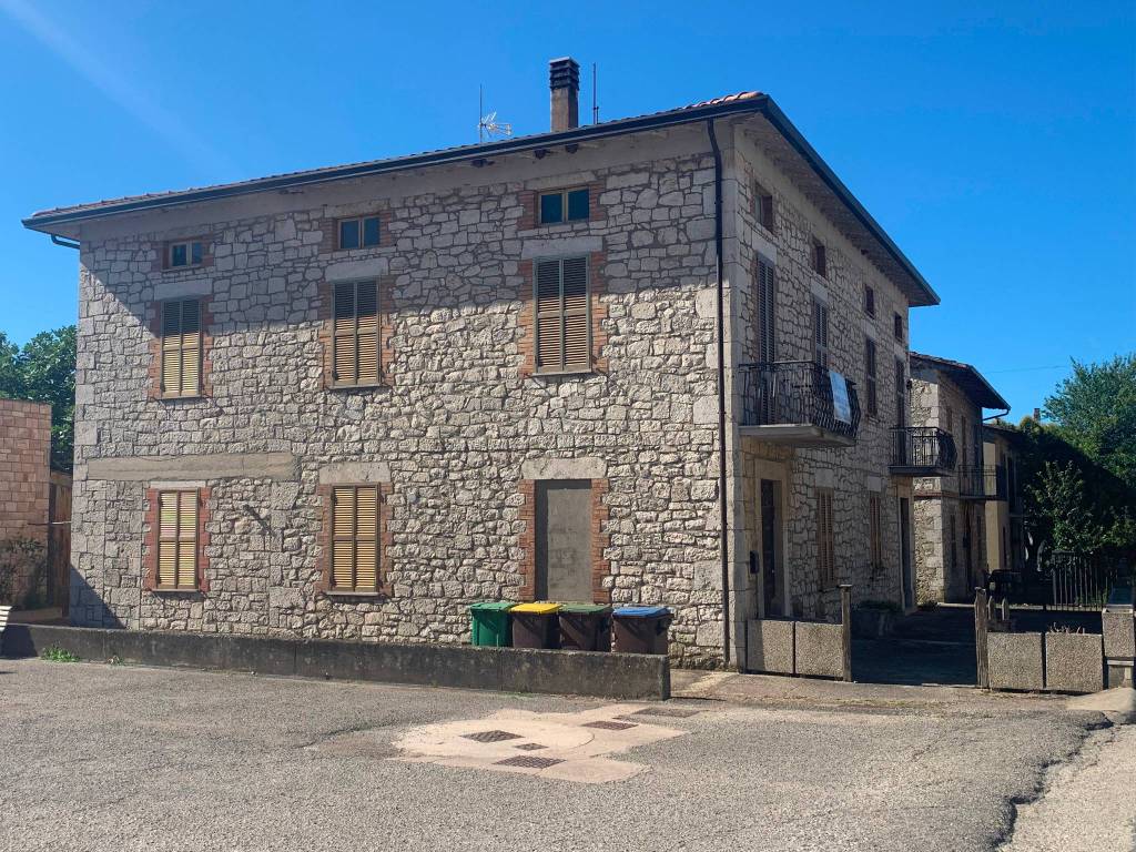 Villa a Gualdo cattaneo in Via Roma, 73 - Foto 2