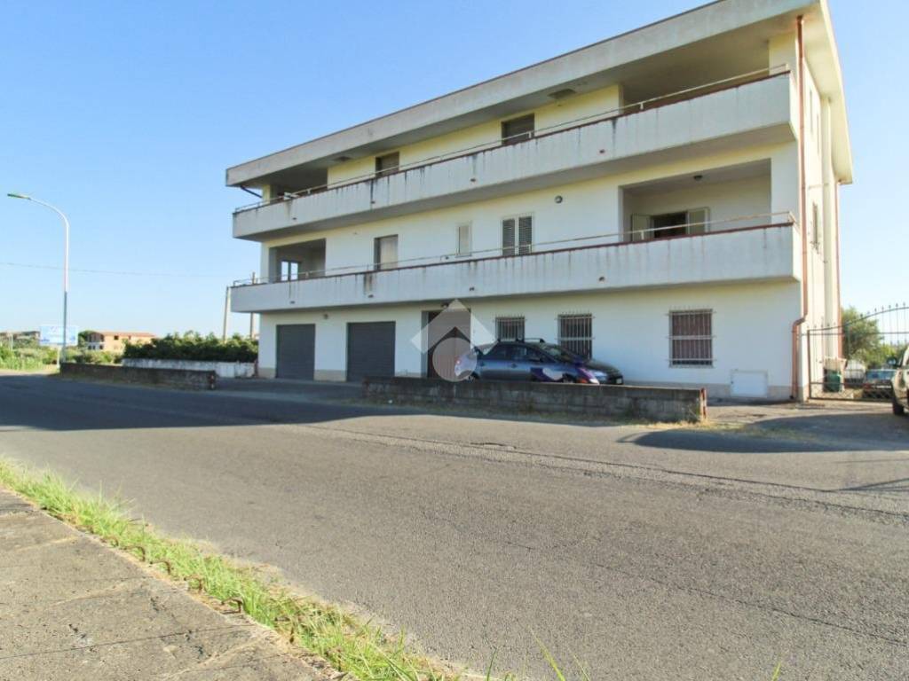 Palazzo / stabile a Sellia marina in VIA CARRERA, 2 - Foto 2
