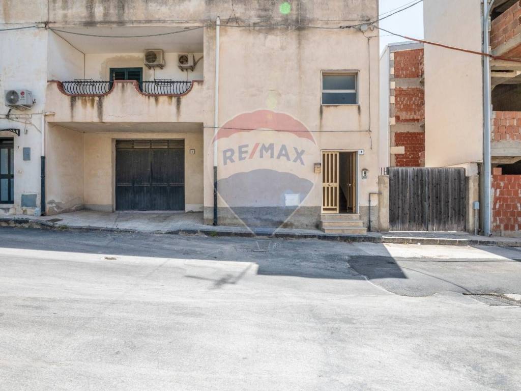 Casa indipendente a Noto in VIA CARLO CARRA', 9 - Foto 2