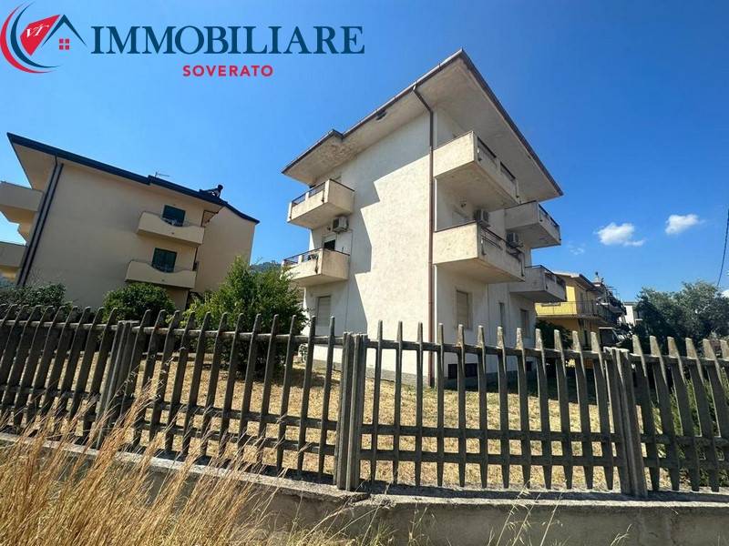 Palazzo / stabile a Montepaone in Via Guglielmo Marconi, 3 - Foto 2