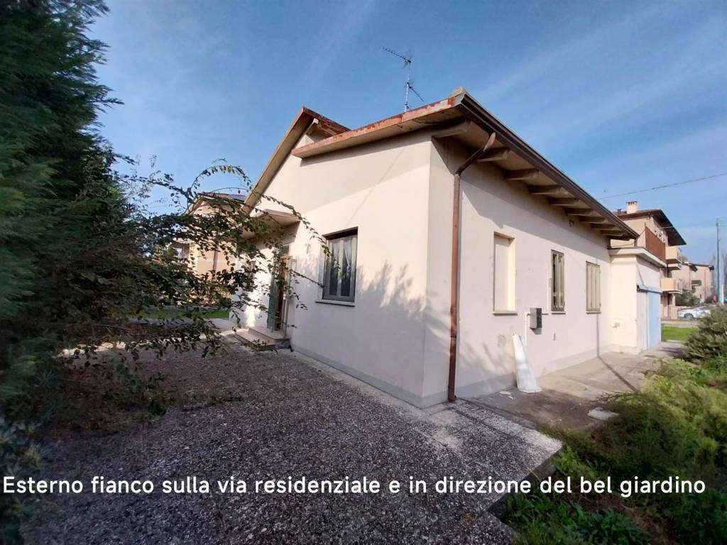 Casa indipendente a Mirandola in Via Valli, 87 - Foto 2