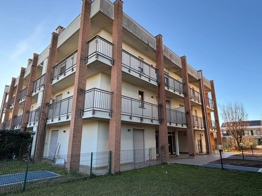 Appartamento a Cardano al campo in via Cadore, 28 - Foto 3