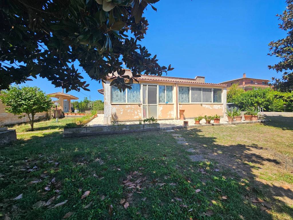 Casa indipendente a Aprilia in Via Vulcano - Foto 2