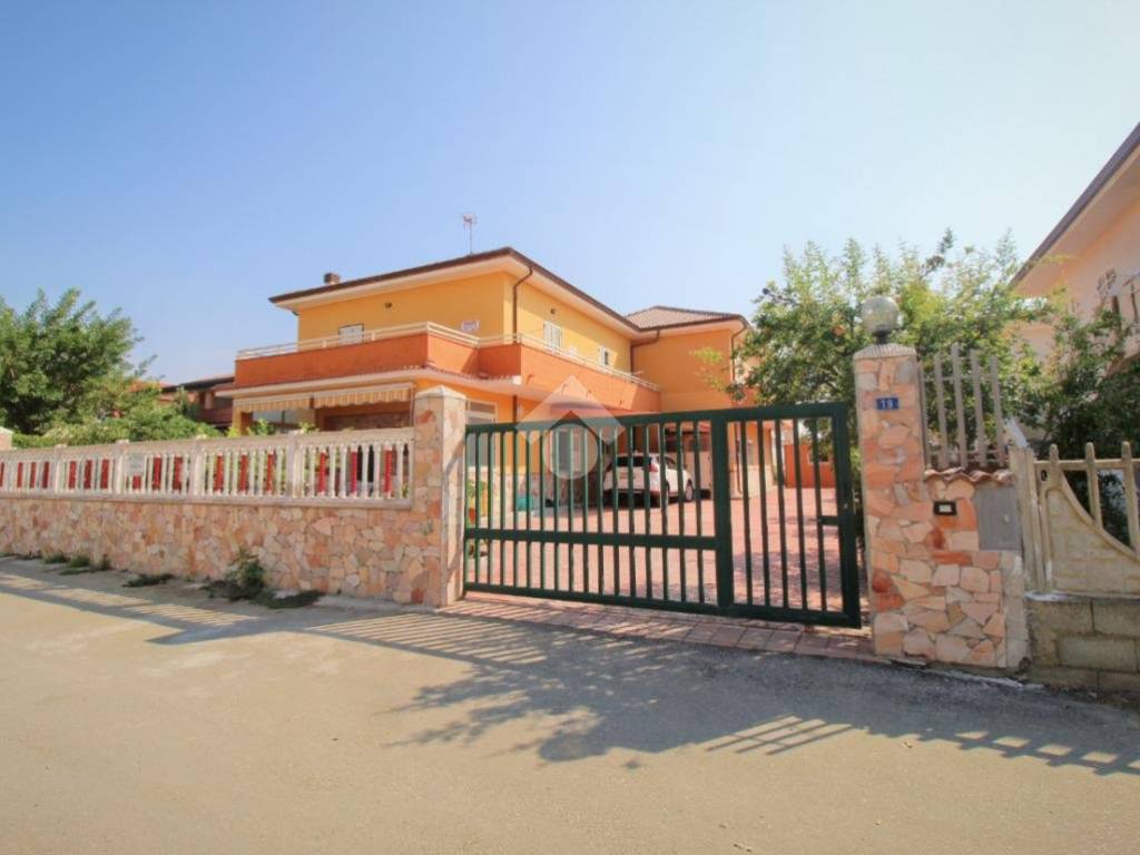 Villa a Cutro in Via Modena, 23 - Foto 2