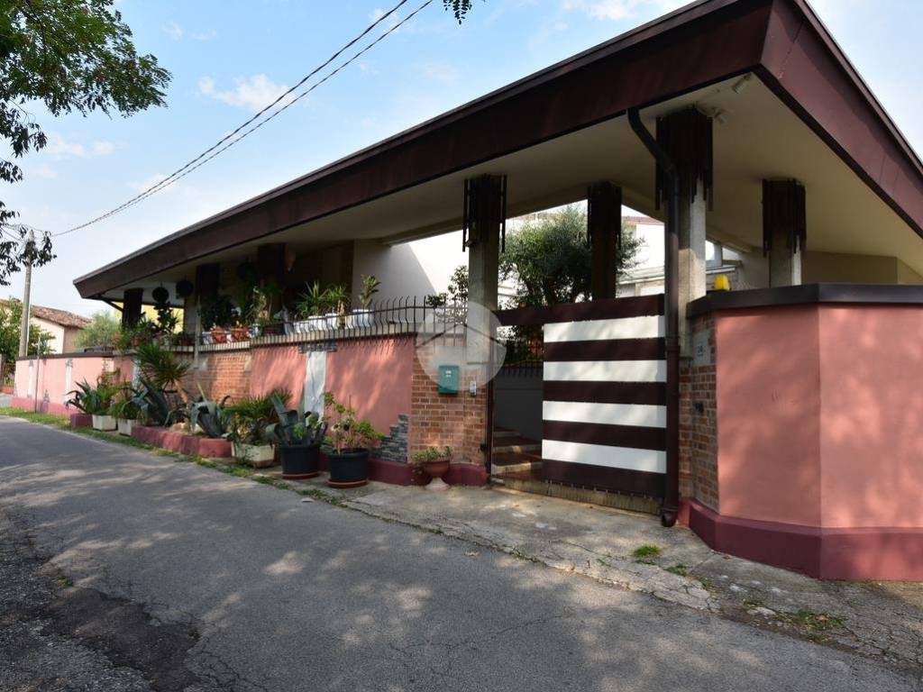 Villa a Castiglione delle stiviere in Via pisacane, 24 - Foto 3