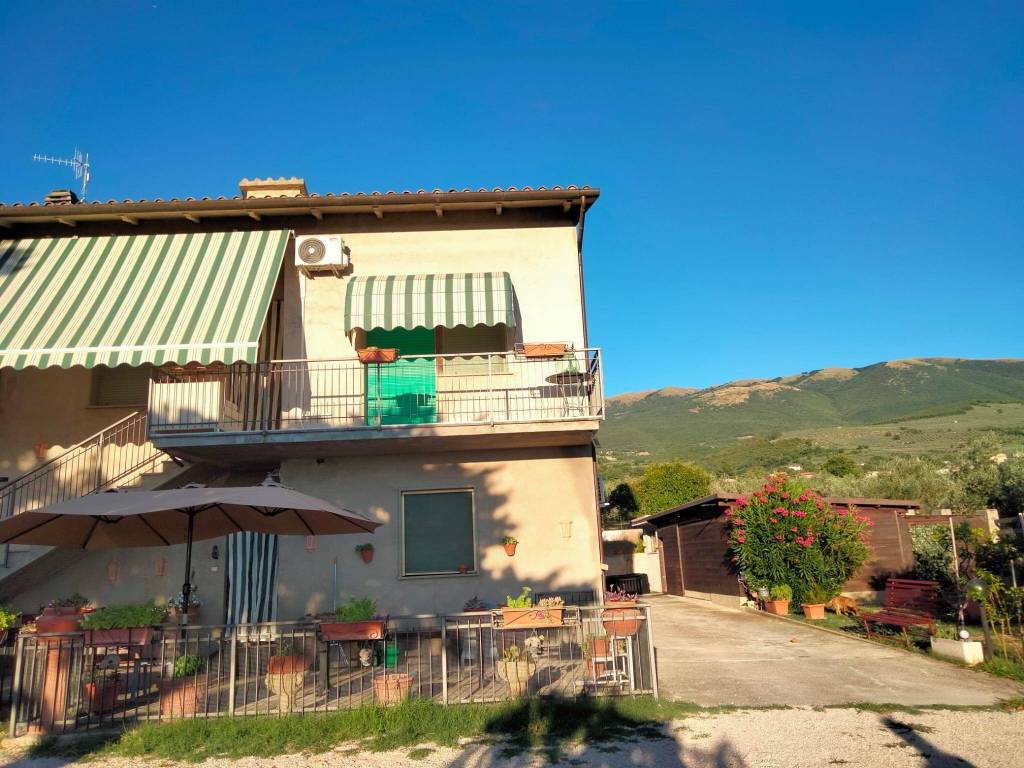 Casa indipendente a Trevi in Via delle Ginestre - Foto 2
