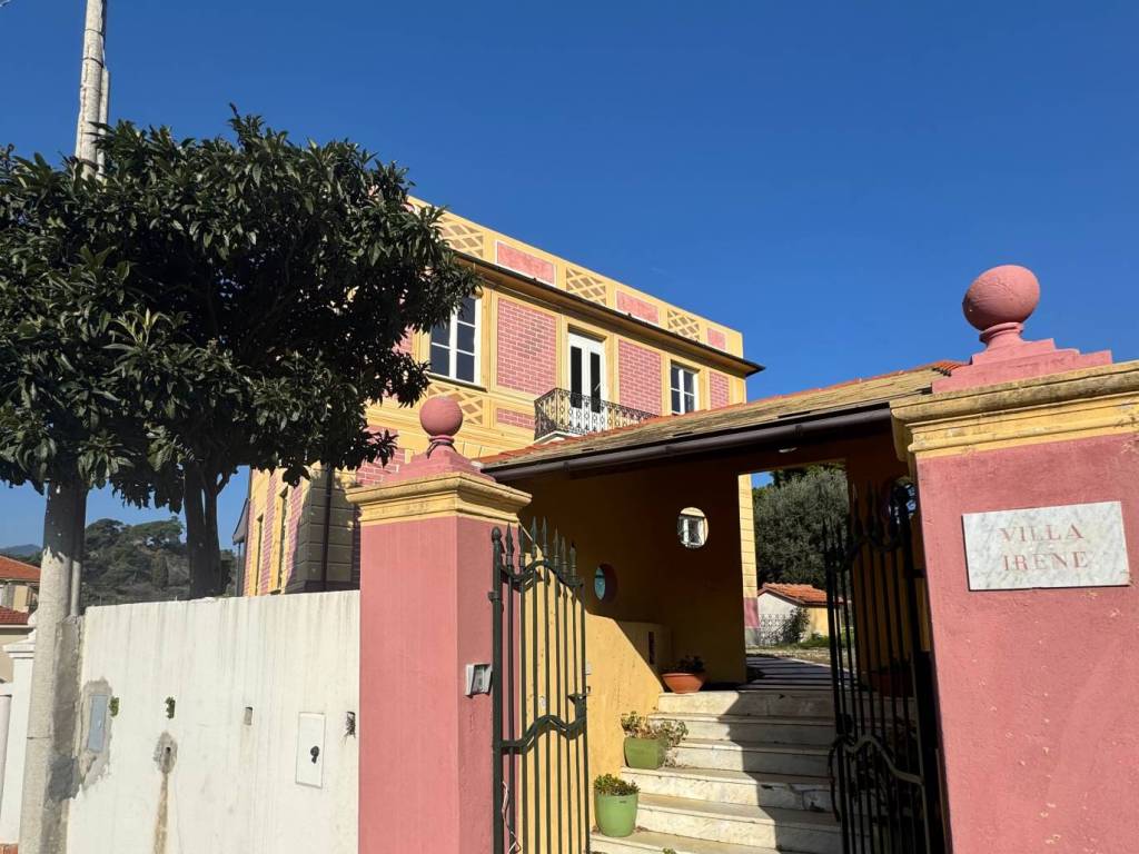 Villa a Albissola marina in Via Filippo Gentile - Foto 2