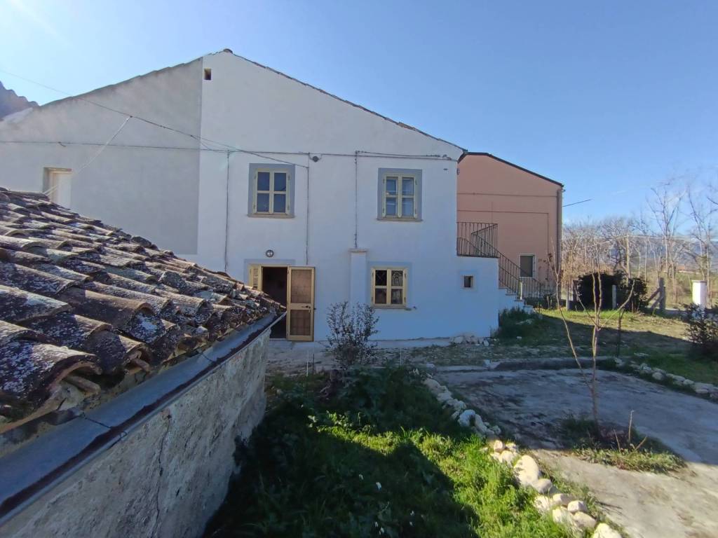 Casa indipendente a Catignano in C.da Varano, 56 - Foto 2