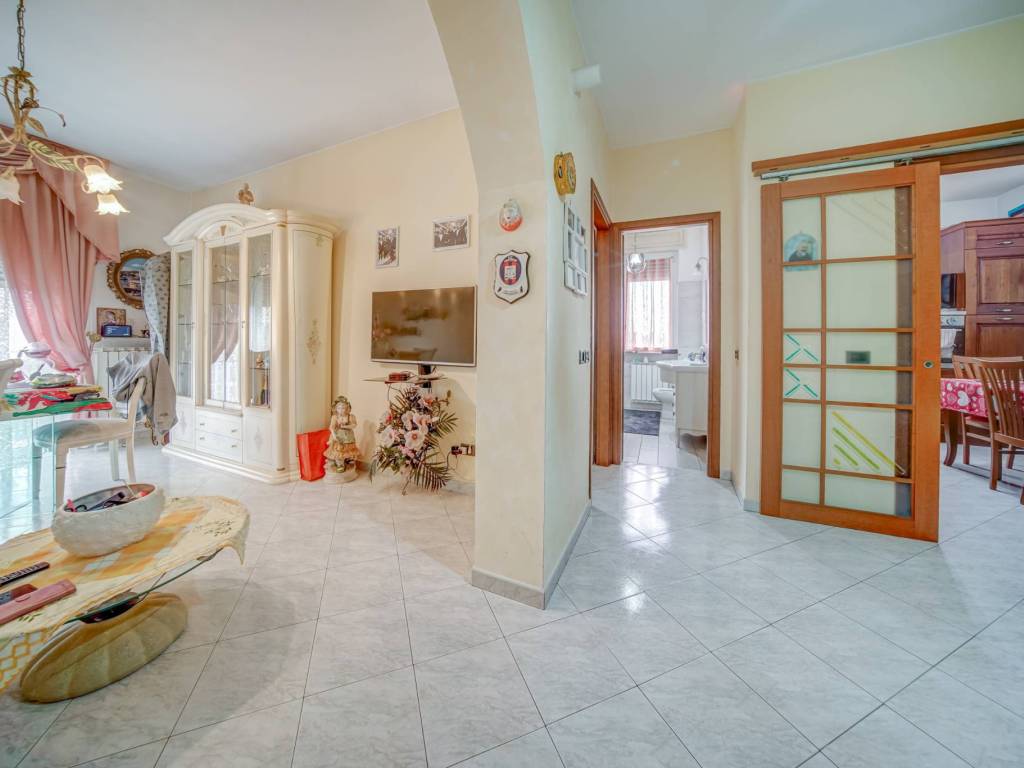 Appartamento a Cardano al campo in Via Antonio Gramsci, 45 - Foto 2