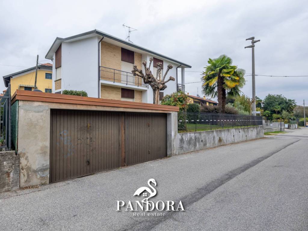 Villa a Angera in via Genova, 1 - Foto 2