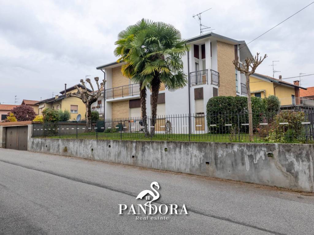 Villa a Angera in via Genova, 1 - Foto 4
