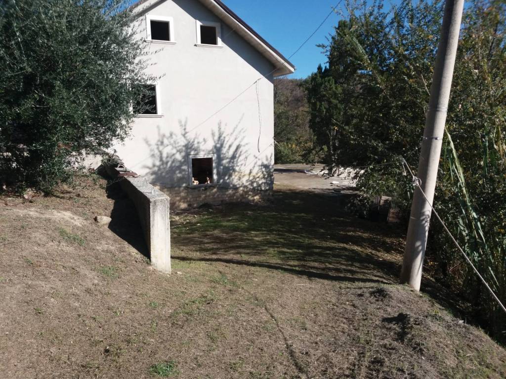 Casa indipendente a Ascoli piceno in Frazione Vallefiorana - Foto 2