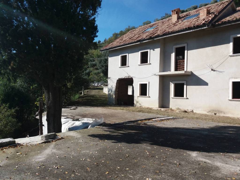 Casa indipendente a Ascoli piceno in Frazione Vallefiorana - Foto 5