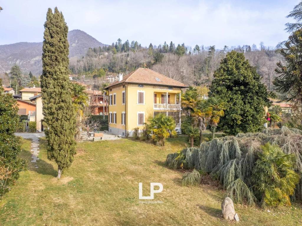 Villa a Cittiglio in Via Vittorio Veneto, 25 - Foto 2