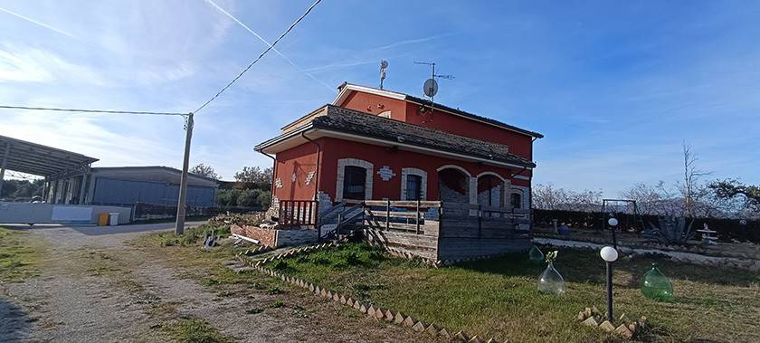 Villa a Mosciano sant'angelo in Strada Comunale Colle San Tommaso - Foto 2
