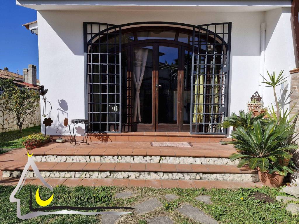 Villa a Sabaudia in Via Ferruccio Ferrazzi, 9 - Foto 3