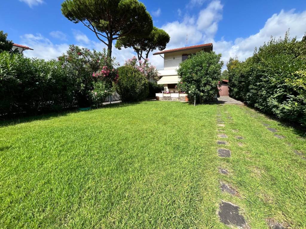 Villa a Forte dei marmi in Via Lorenzo Quartieri, 33 - Foto 2