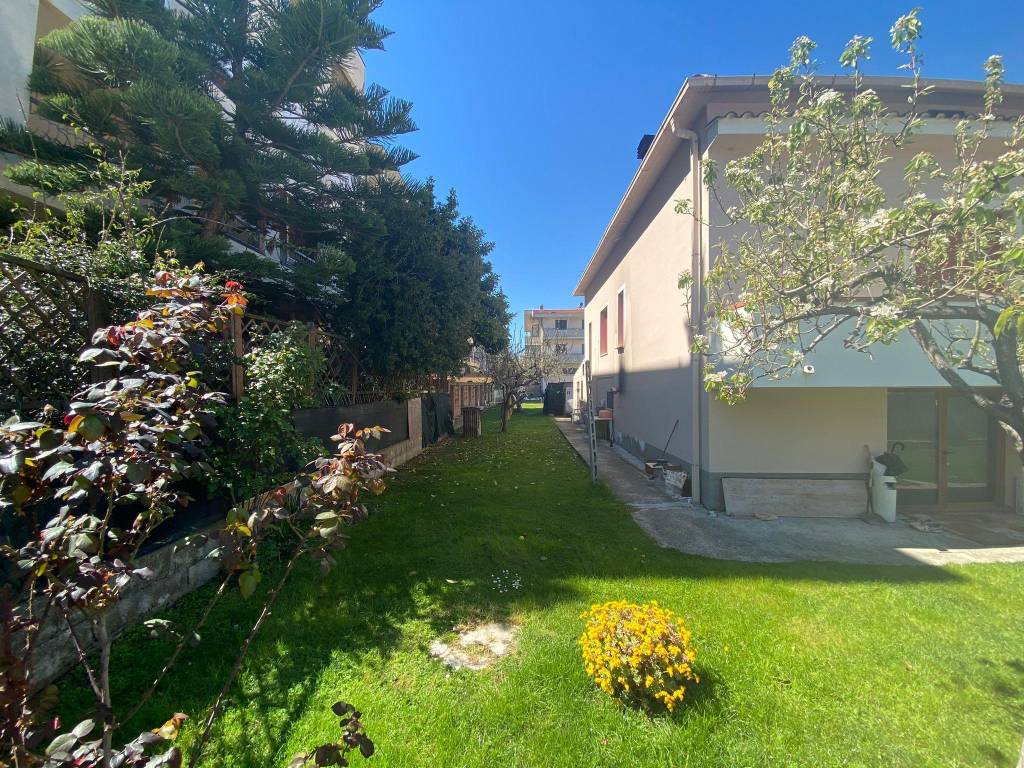 Casa indipendente a Alba adriatica in Via Trento 59 - Foto 3