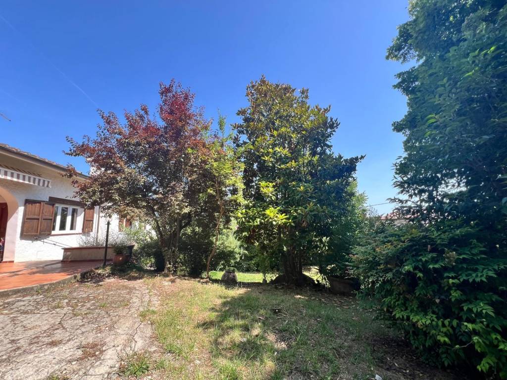 Villa a Camaiore in Via 2 Giugno - Foto 2