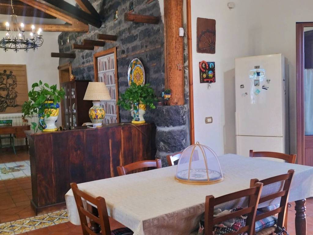 Villa a Zafferana etnea in Via Zafferana, 1 - Foto 2